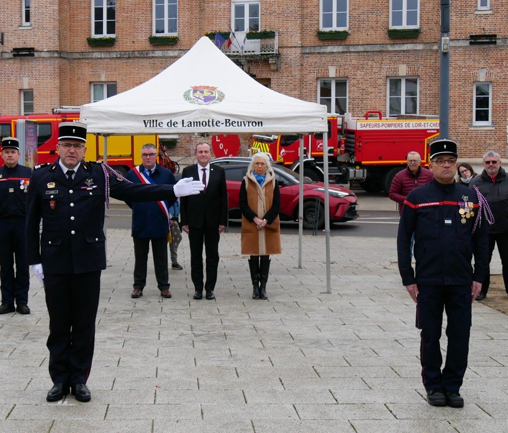 SDIS41's tweet photo. Samedi matin, le lieutenant Patrick Lifante a officiellement pris le #commandement du centre d’incendie et de #secours de #Lamotte-Beuvron au cours d’une cérémonie en présence du président du CASDIS, du directeur départemental le colonel HC @Christophe_Mag et de @Mairielamotte. https://t.co/fRwqRhVLFS