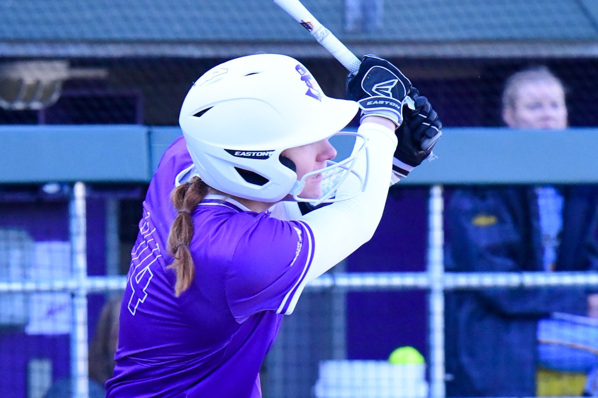 UEAthletics_SB's tweet photo. Middle 4th | 🟣 6 🦘4

@hannahhood__  extends the lead with a three-run home run to center field.  

The Roos get two runs back, but we're up halfway home.

🥎 #ForTheAces https://t.co/rEUV3FCmWN