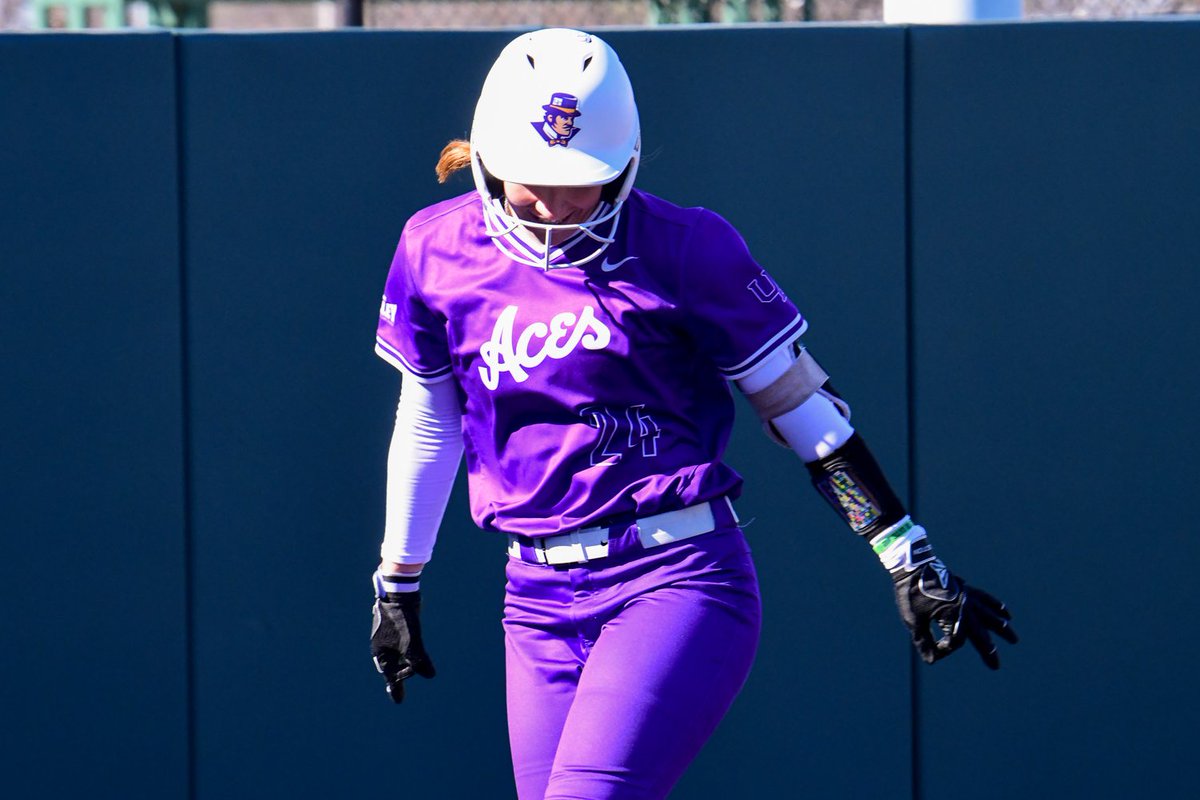 UEAthletics_SB's tweet photo. Middle 4th | 🟣 6 🦘4

@hannahhood__  extends the lead with a three-run home run to center field.  

The Roos get two runs back, but we're up halfway home.

🥎 #ForTheAces https://t.co/rEUV3FCmWN