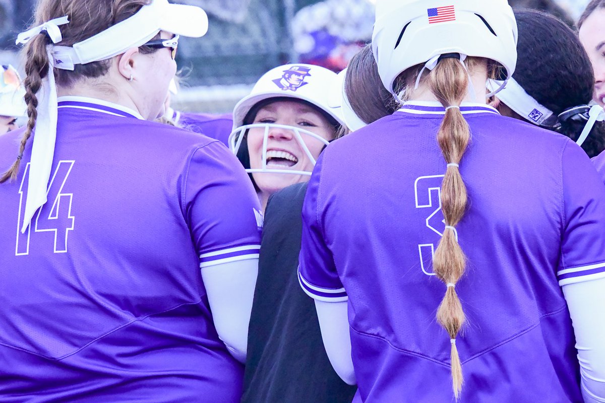 UEAthletics_SB's tweet photo. Middle 4th | 🟣 6 🦘4

@hannahhood__  extends the lead with a three-run home run to center field.  

The Roos get two runs back, but we're up halfway home.

🥎 #ForTheAces https://t.co/rEUV3FCmWN
