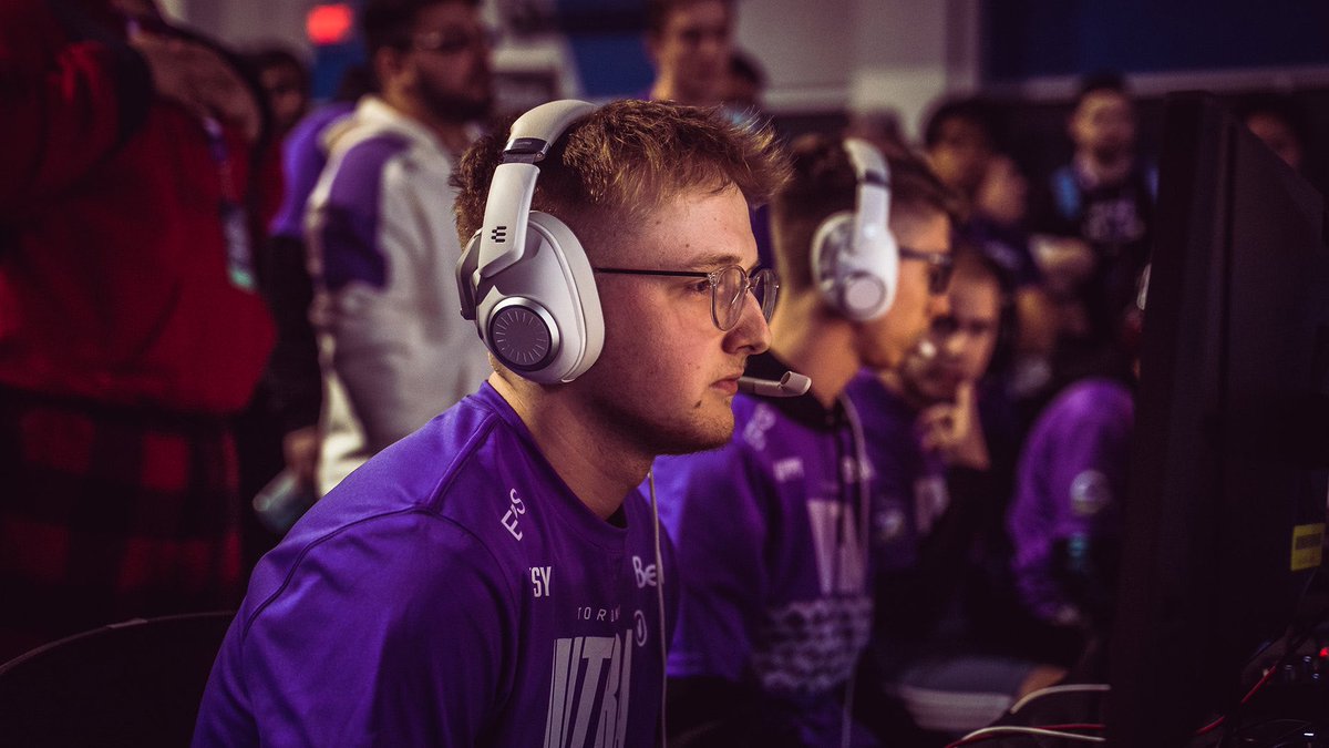 intelCDL's tweet photo. BREAKING: Standy has been benched and will be replaced by Hicksy.

Ultra play Legion tomorrow. https://t.co/W6gJ3Xcn1w