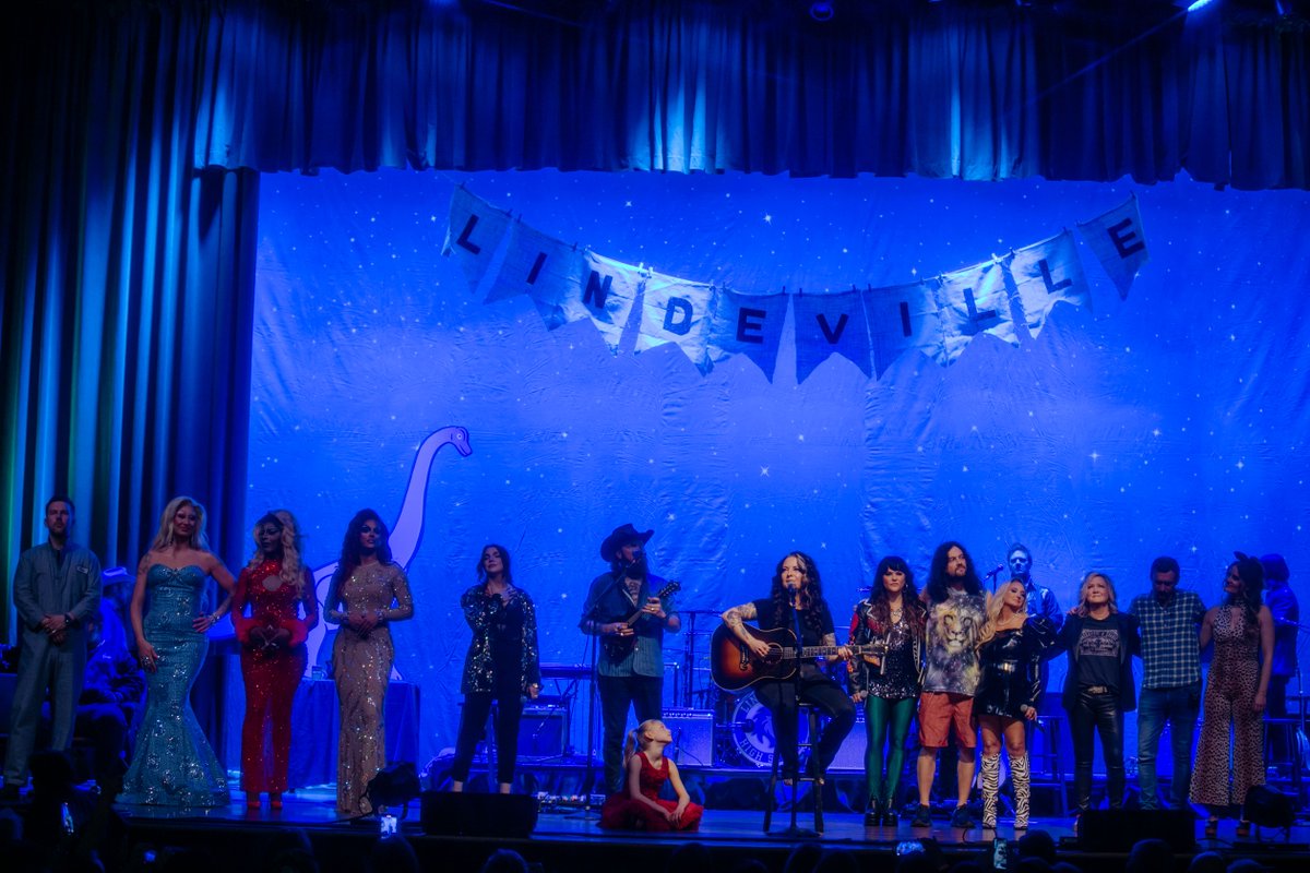 There was nothing but stars over Lindeville at the Ryman with @AshleyMcBryde 💒✨ 📸: @CatherinePowell