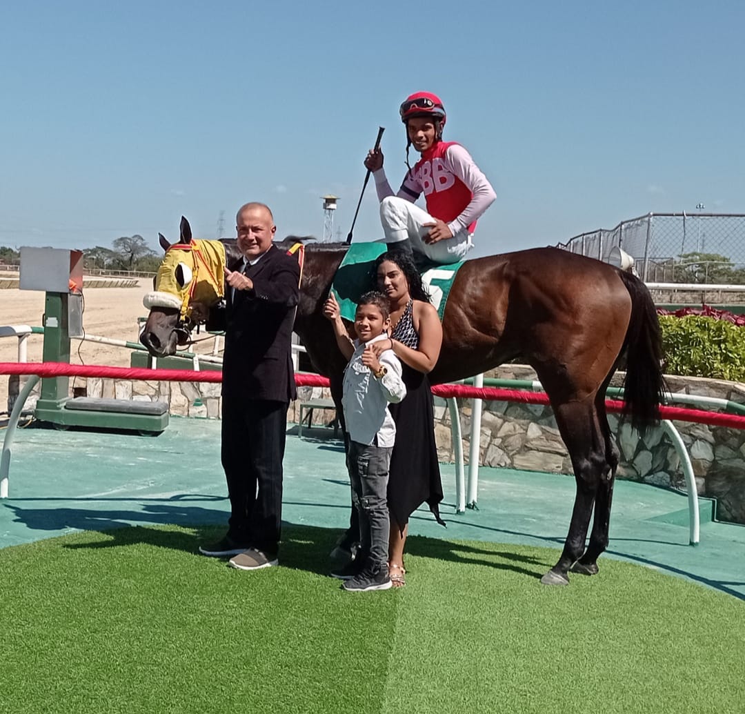 trainerRDIAZ's tweet photo. Gracias a Dios 🙏 reaparecimos ganando y de que manera una gran sastifaccion con este buen corredor #ILPARTIGIANO en @OficialHinava seguimos avanzando en positivo en nuestro Hipodromo de la mano del buen amigo @StudHgubaira 👊 https://t.co/BQe8wqXTkp