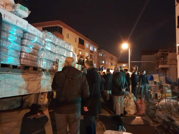 saffetbozkurt67's tweet photo. Teşkilat Mensuplarımız ve Gönüllülerimiz ile birlikte; Kdz Ereğli Sivil Toplum Platformu tarafından Depremzede vatandaşlarımız için Kahramanmaraş Sütçü İmam Üniversitesi Avşar Kampüsü'ne kurulan Aşevi için ilçemizde toplanan gıda yardımı tırımızı dualarla uğurladık.
#deprep https://t.co/YREJPZ1cwO
