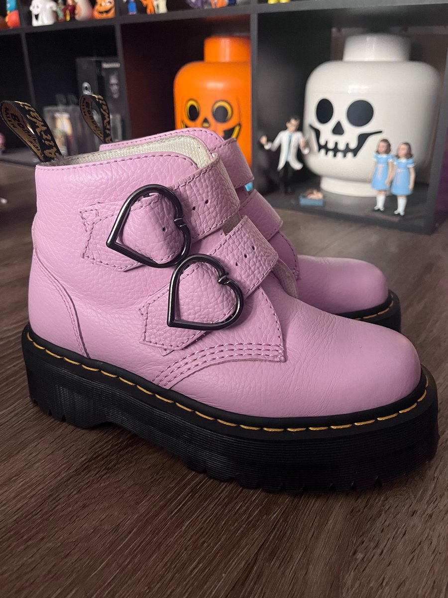 ryliegates's tweet photo. Someone buy these off me. They are a size 7, not broken in worn maybe twice. https://t.co/Svh6U0RNSL