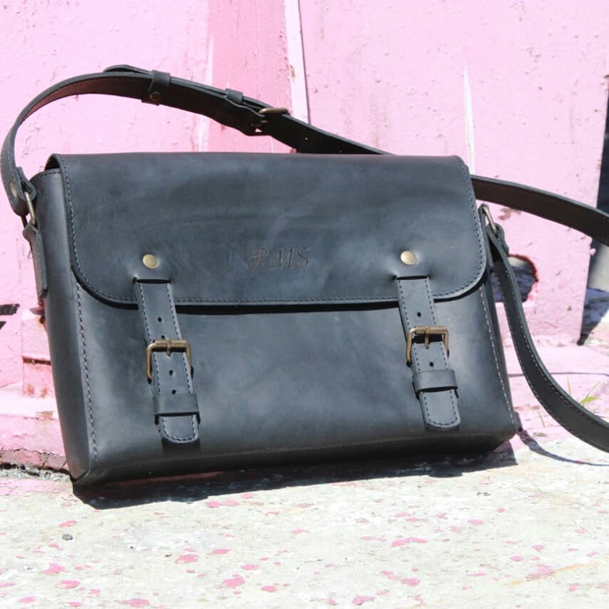 Crazy horse laptop bag 
#laptopbag #laptopcase #computerbag #workbag #laptopbackpack #laptoptravelbag #businessbag 
#techbag #laptopaccessories #leatherlaptopbag #sleeklaptopbag #modernlaptopbag #fashionablelaptopbag #multifunctionallaptopbag #durablelaptopbag 
#professionalbag