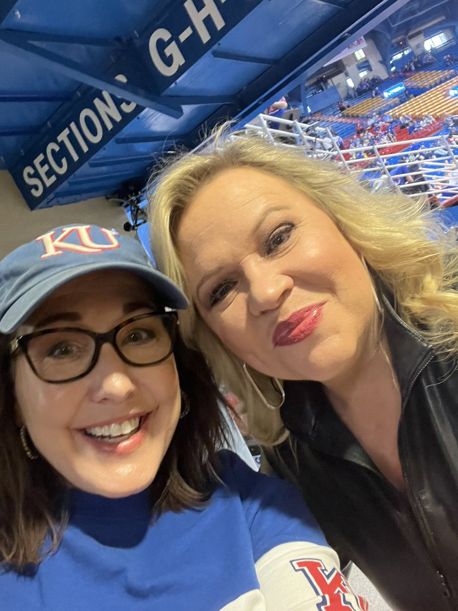 TeriRodgers12's tweet photo. Mission Accomplished! I just met the one &amp; only @sportsiren @KUHoops! #melanomaovercomers #nevergiveup #rockchalkjayhawk 👊🏼 https://t.co/0kMCiRPYUf