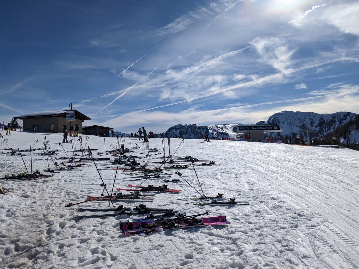 A fabulous first day skiing! Just look at those views 👀😮