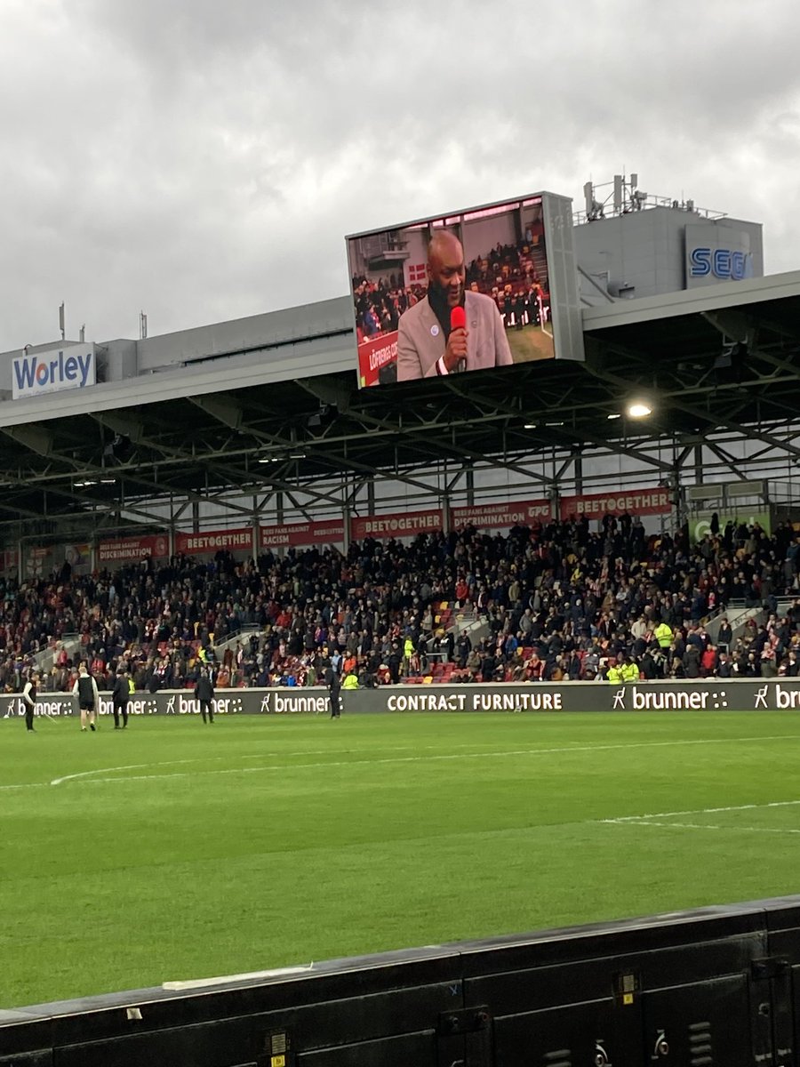 hannahbarnett16's tweet photo. SO good to have @BrentfordFCCST #beeAHero campaign feature @BrentfordFC GTech Stadium today! Thanks to everyone for your support! Especially @mrmarcusgayle for rolling his sleeves up! https://t.co/Q72YVFTxwp