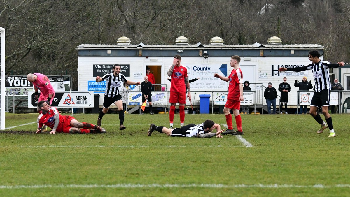 dorward_nick's tweet photo. Fantastic win. 4 goals for the home side, 2 red cards for the visitors &amp; a brilliant penalty save with Reevo! @GlastoGazPonty @GJDTaylor @PontardaweTown https://t.co/CdC0ZI5lXO