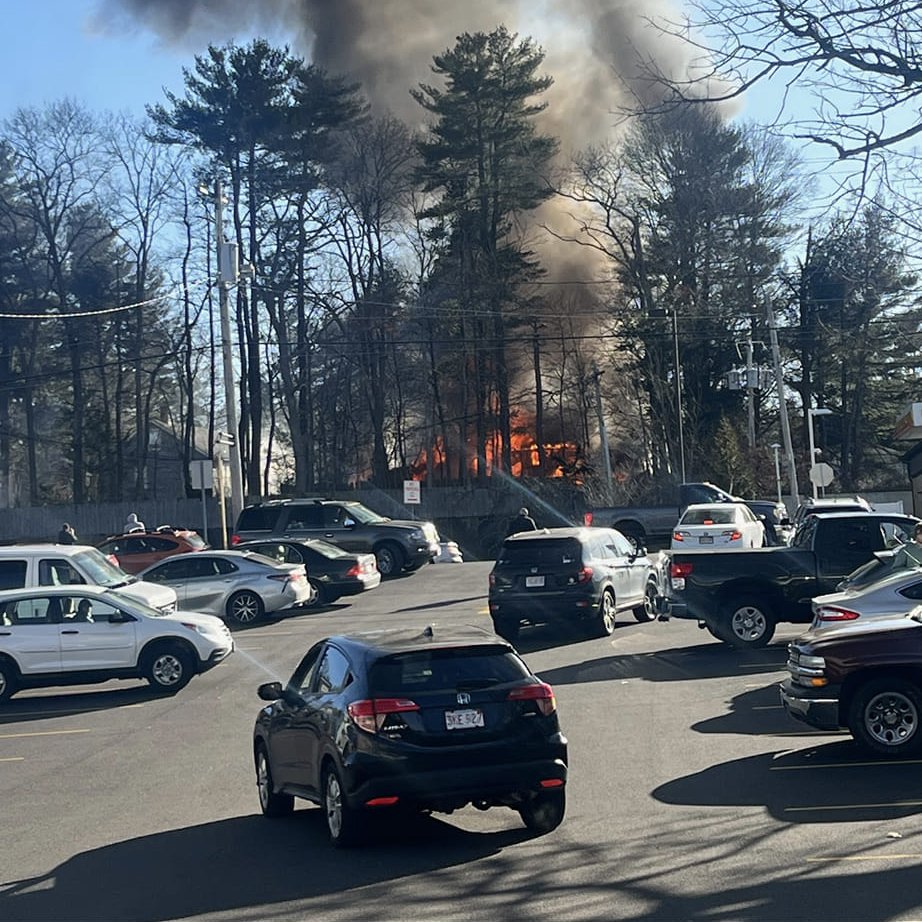 DavidCifarelli's tweet image. BREAKING: Crews are on the scene of a multi-alarm fire near Cobbs Corner in Stoughton #DailyVoice #MAFire (📸: Thomas J White, Daniel Prestwood &amp;amp; @MassFireChaser) dailyvoice.com/massachusetts/…
