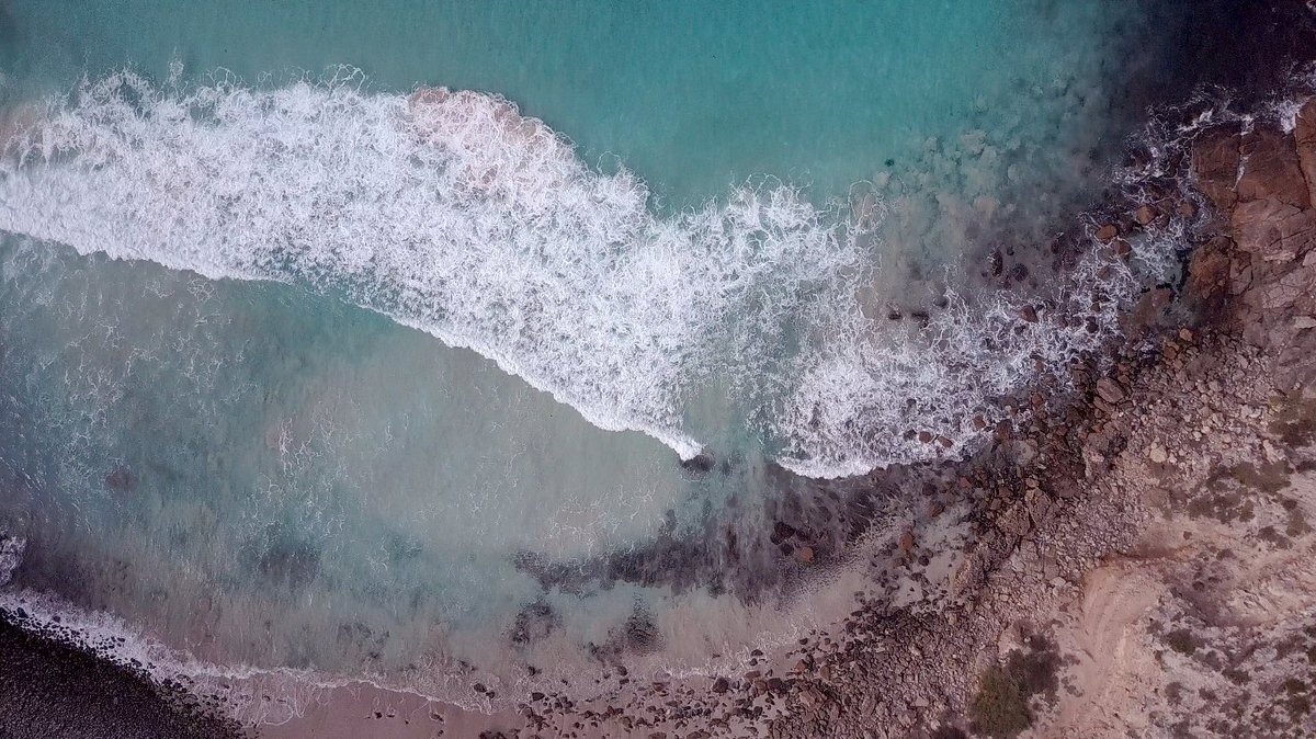 SpencerGulfKing's tweet photo. The Antarctic Ocean breathes life into our home... Into the Spencer Gulf. Creating one of the purest, cleanest bodies of water in Australia. This is where we raise our @SpencerGulfKing 🌊 #oceanraised #oceanquality #purequality #rawquality #cleantaste #oceanflavour https://t.co/p2U8u4u7Jy