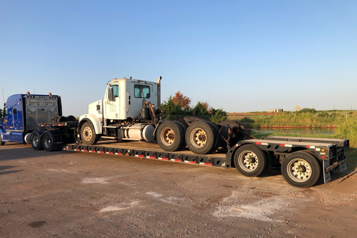 AmerLightTrans's tweet photo. American Lighthouse Transportation Hauls a 17,000 Pound Over-sized 2012 Freightliner Coronado From Crescent, OK to Cin... https://t.co/6S9fQpdQa8
#trucking #heavyequipment #haultrucks #oversizedloads #cincinnati #dryridge #lexington #louisville #crescent #oklahoma #ohio #kentucky https://t.co/53tRXRis2f