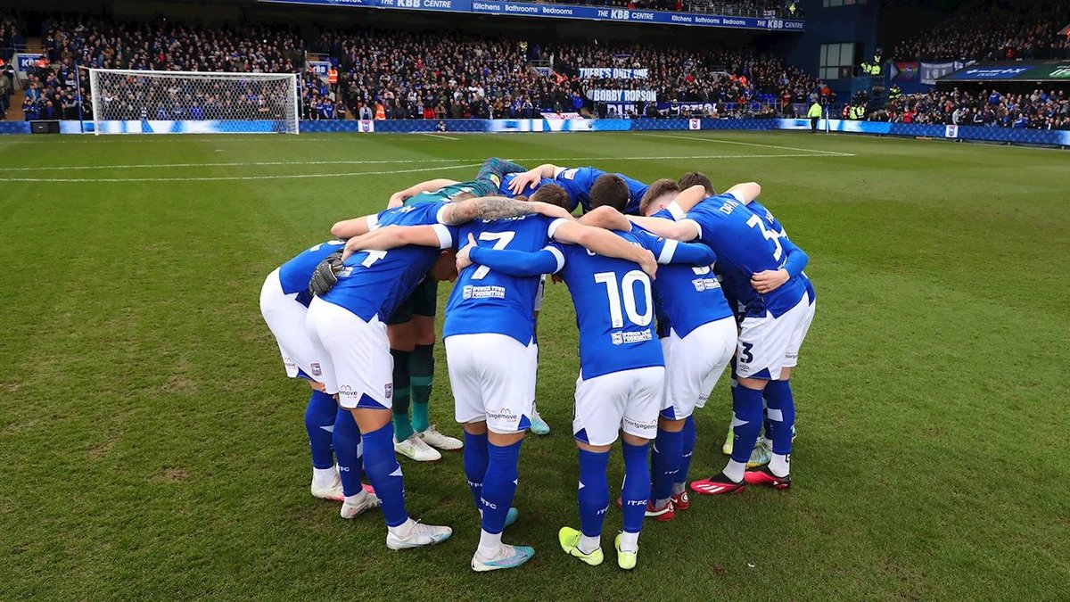 IpswichTown's tweet photo. 💙 Happy birthday, Sir Bobby.

#itfc | #Bobby90 https://t.co/cKJlASgG9X
