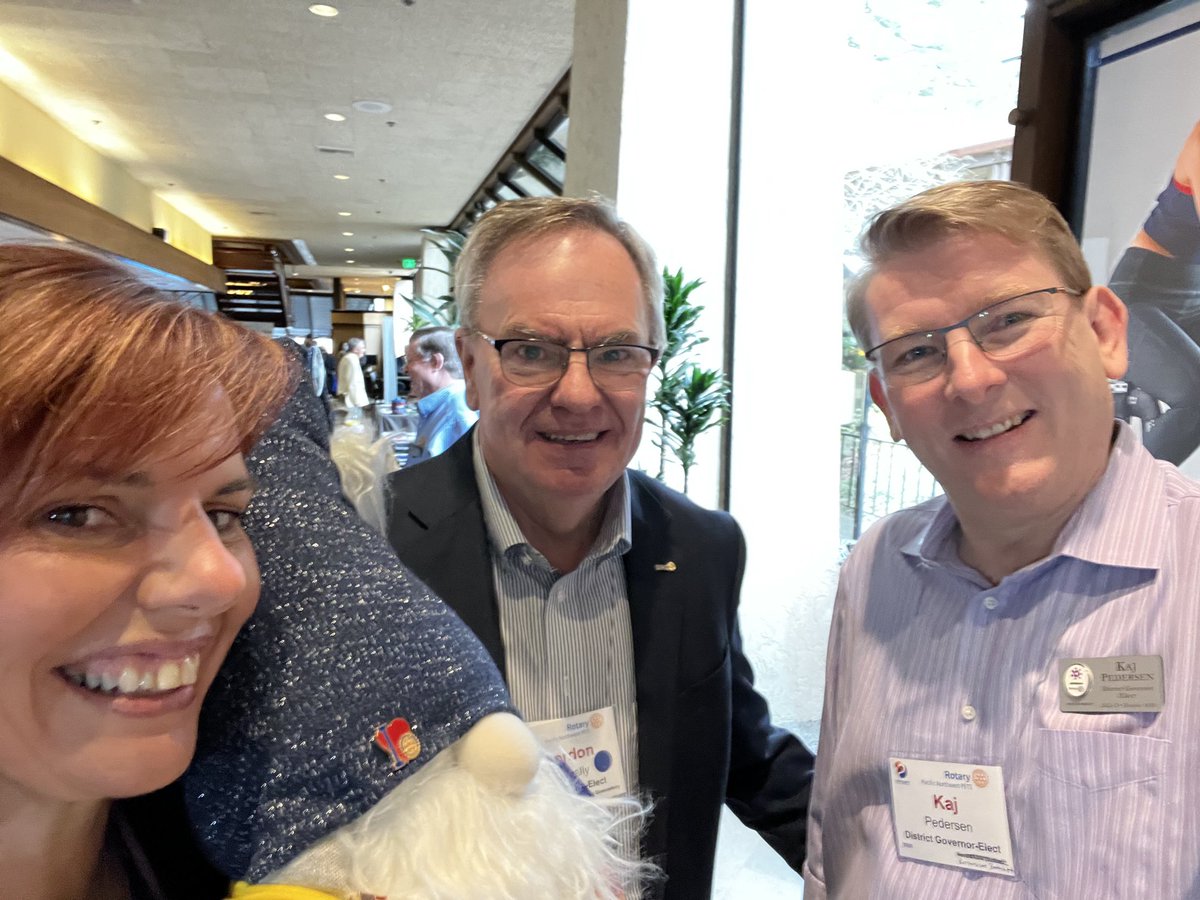 KajOPP's tweet photo. Special guest Arch Klumph gnome meets #Rotary International President-Elect Gordon R. McInally at #RotaryPNWPETS https://t.co/HvLUm6pl0s