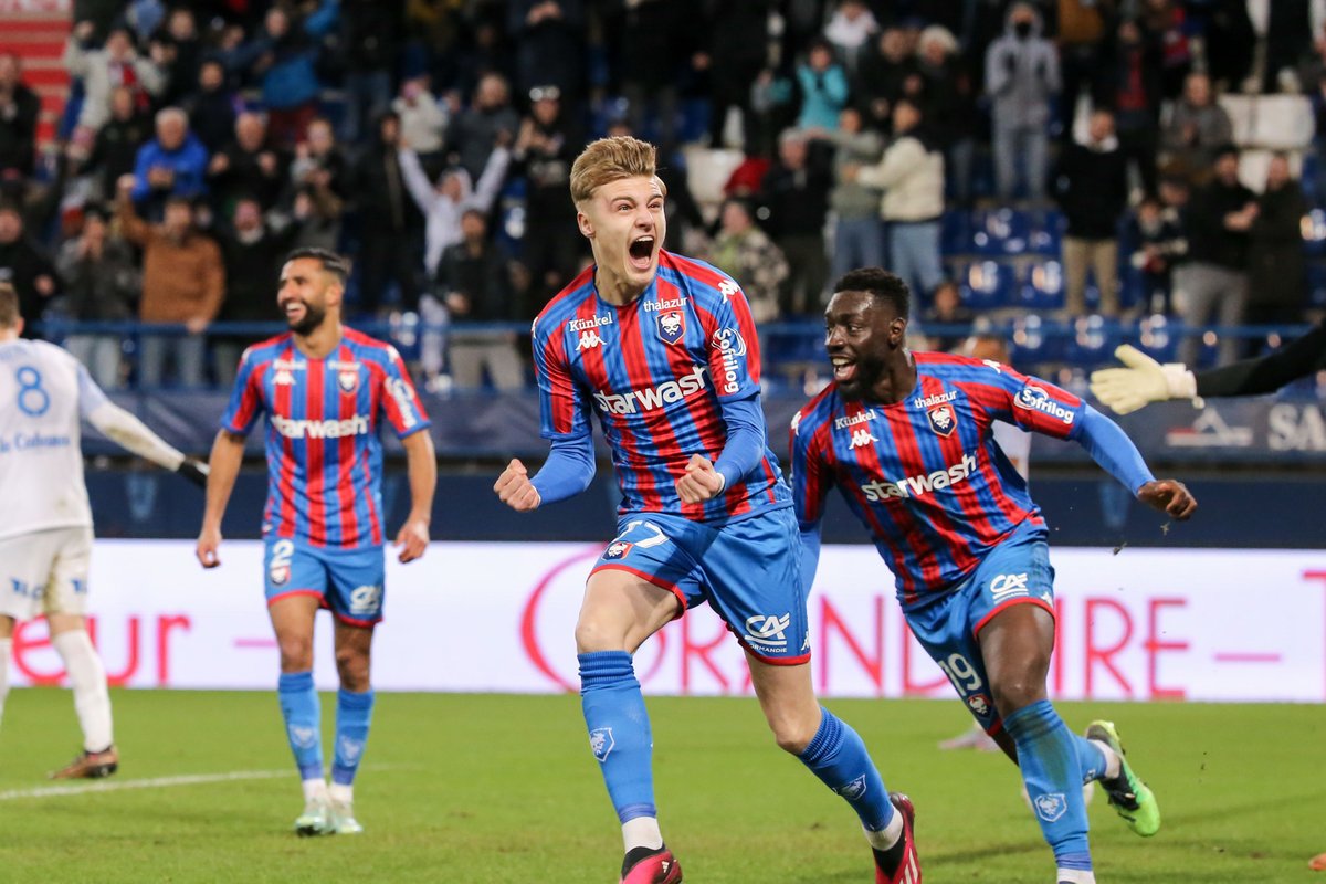 SMCaen's tweet photo. Sublime comme un but de Norman Bassette à la 93e (une Saint-Valentin avec quelques jours de retard) ❤️💙

#SMCaen #SMCGF38 https://t.co/furJQhHXCG