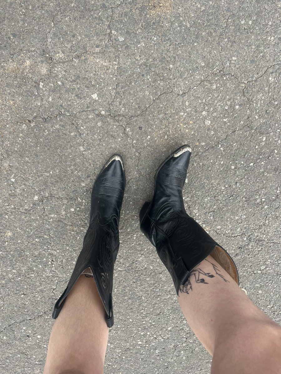 xo_mxkitty's tweet photo. POV: you’re running through Hollywood Forever Cemetery in a pair of cowboy boots. your senses are awakened. you are alive in a dying body https://t.co/MdRSjNftqX