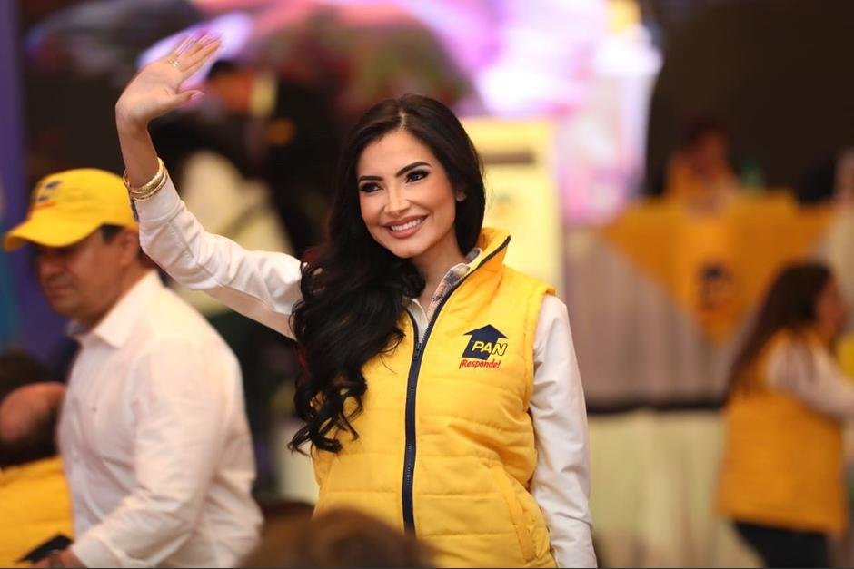soy_502's tweet photo. 🗳 ELECCIONES 2023 ⎮ Massiel Carrillo es proclamada como diputada por el partido PAN

La conductora de televisión asegura que trabajará por las nuevas generaciones.

Más detalles: https://t.co/SXLtdJGfxm https://t.co/z4DMcEwEBH