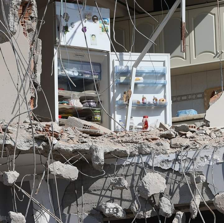 Yarım kalan hayatlar...
Tencerede kalan yemek diğer gün için dolapta bekliyor.❤️‍🩹🥺
#hataydepremi #hataydeprem #marasdepremi #Adana #depremhatay #deprem #YaralarımızıBirlikteSaracağız #Ahbapaguveniyorum #Ahbap