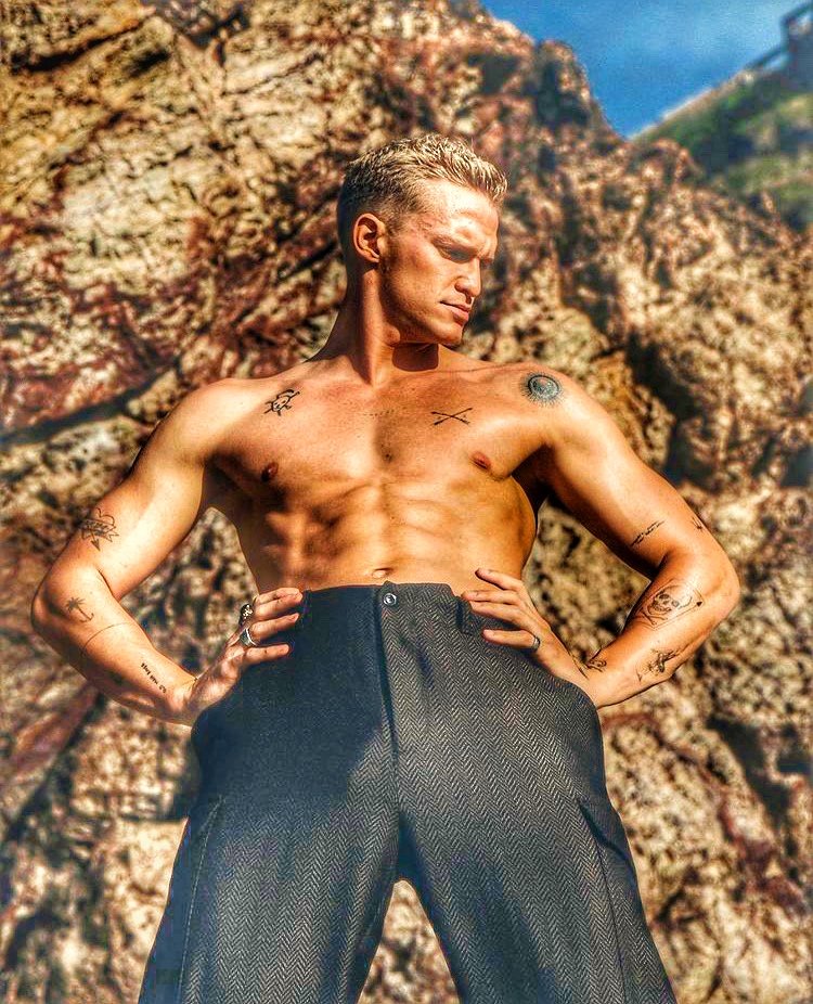 Famous Bulges on Twitter: "RT @TheFamousBulges: Cody Simpson dick print 🍆"