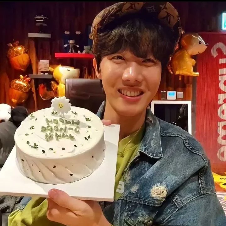 NatyyGalvan's tweet photo. EN MTV ESTÁN PASANDO CANCIONES DE BTS POR EL CUMPLE DE JHOPE AHHH!!!
#HappyBirthdayJhope #Mtv https://t.co/WzFxX8PAg7