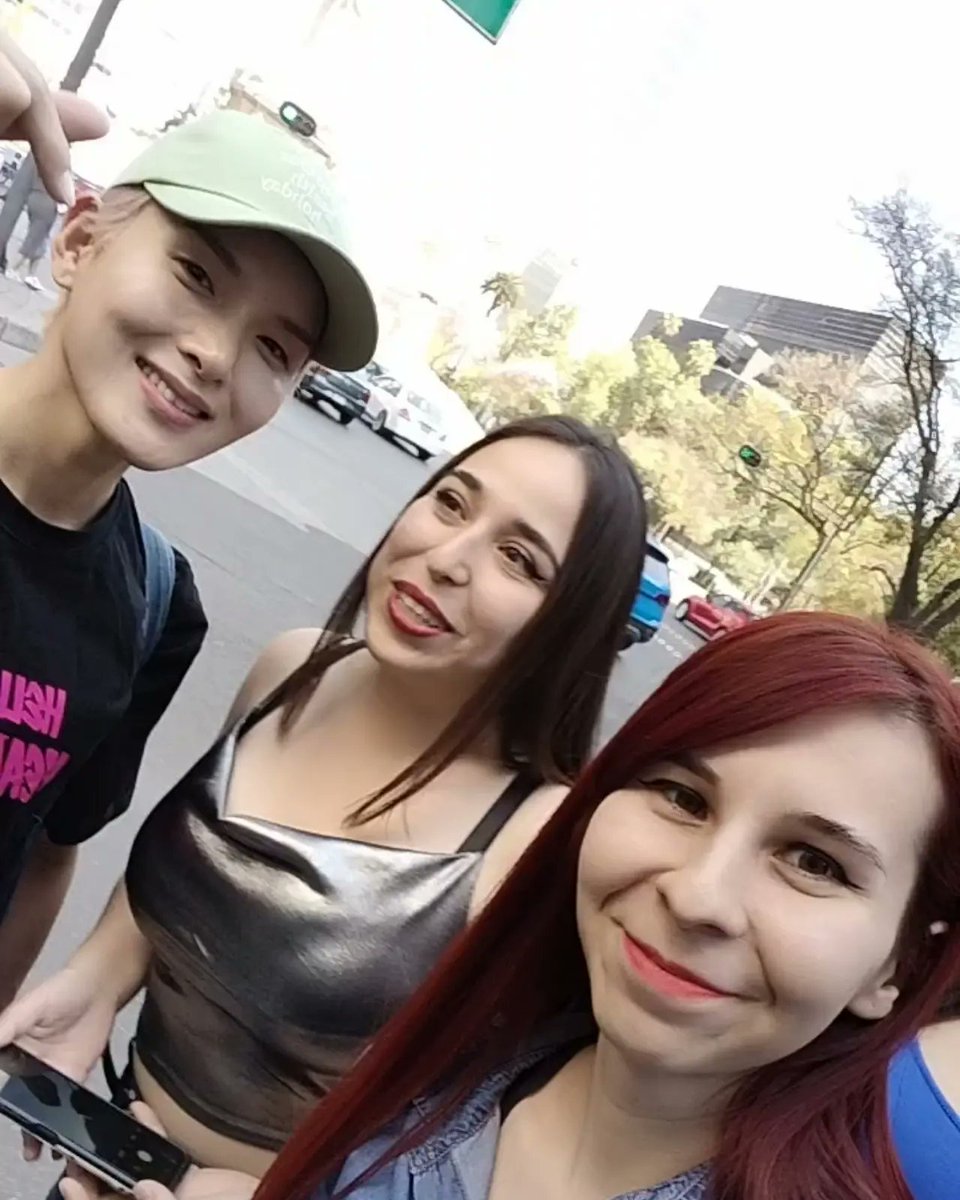 deathisaparty's tweet photo. Anduvimos en el Ángel el día del concierto y nos encontramos a Hyuk y a Wookie @9ryeong9 @AllRiseSilver 🥹💙 https://t.co/JYaCJ5LfCK