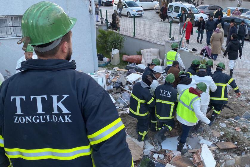 bagimsizmadenis's tweet photo. arama kurtarma faaliyetine katılan tüm gönüllü kardeşlerimize teşekkür ederiz. Yetemedik. Onurumuzla, tüm gücümüzle bu enkazın içindeydik. Başımız sağolsun. https://t.co/KFLYz8hqy5