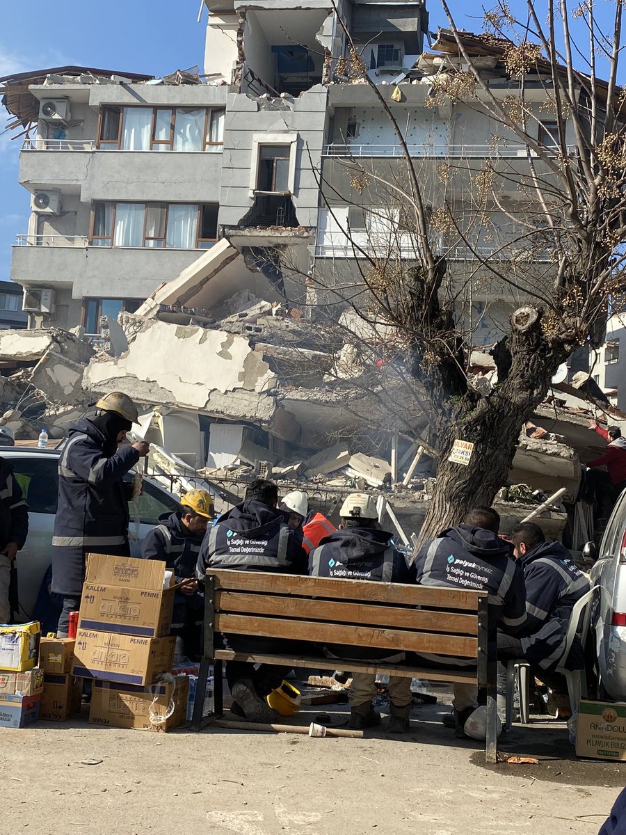 bagimsizmadenis's tweet photo. arama kurtarma faaliyetine katılan tüm gönüllü kardeşlerimize teşekkür ederiz. Yetemedik. Onurumuzla, tüm gücümüzle bu enkazın içindeydik. Başımız sağolsun. https://t.co/KFLYz8hqy5
