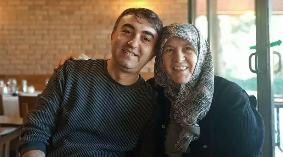 Ahmet ÇİNKAYA 

İhraç doktor Çinkaya, annesi Ayşe Çinkaya (70), çocukları Ali (11) ve Pelin(10) Hatay'daki #RönesansRezidans'ın enkazında hayatını kaybetti.
Eşi ise sağ kurtuldu.
Ahmet Çinkaya Kütahya'nın tek onkoloğu idi.
İhraç edildikten sonra Hatay'a yerleşti.
@kilicdarogluk