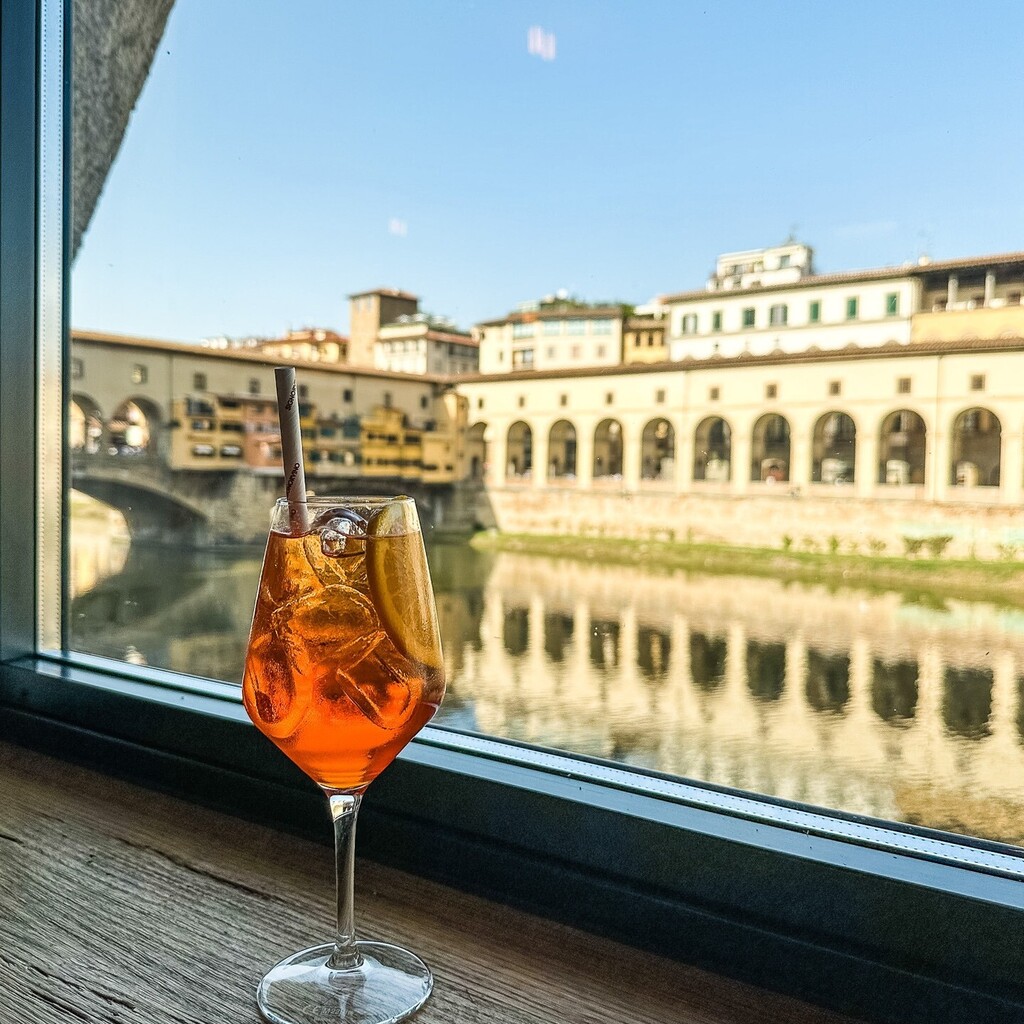 An aperitivo with an incredible view of the Arno River and Ponte Vecchio in Florence? Yes, please.

Signorvino, a wine shop and bar in Florence, has an amazing view of the Ponte Vecchio and the Arno River.

There is an outdoor terrace. If you can snag a … instagr.am/p/Co0Ux6OS0pp/