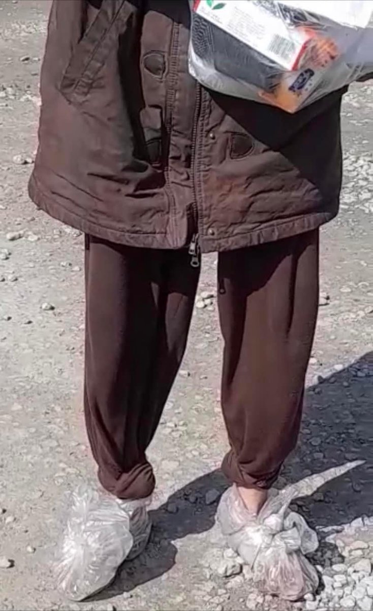 hrfcares's tweet photo. A group of individuals living in a rehabilitation facility in Kabul who were previously struggling with drug addiction, were in urgent need of clothes and shoes. To assist them, HRF and a team of volunteers provided financial support, and Ms. Shughla Ahmadi.. https://t.co/okIYBSjIjB