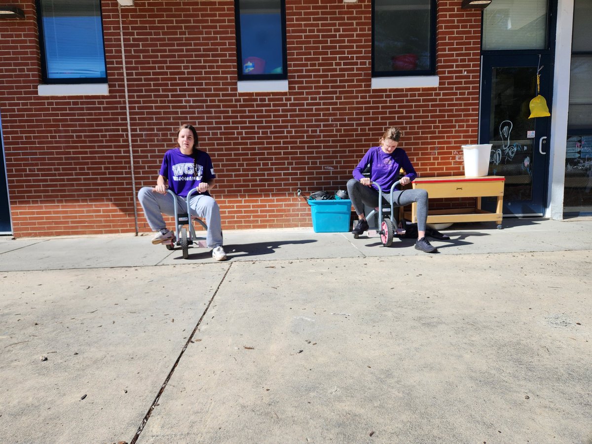 catamountsoccer's tweet photo. Team community service project today for the Head Start Program here at WCU. Spreading mulch and love!! #givingback #studentathletes https://t.co/PpYpGClbKJ