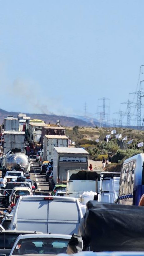 memaada's tweet photo. #TacoRuta5Norte
Posible quema de pastizales. Veo humo a la distancia, todavía el transito detenido en un 100% https://t.co/L3r8sxUShv