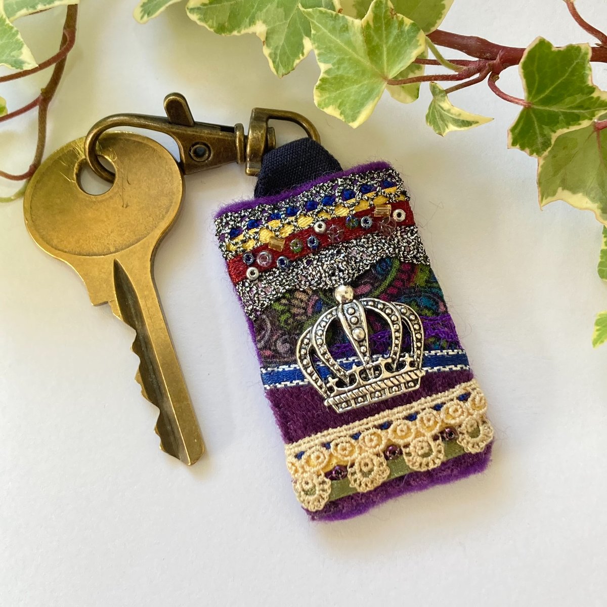 A unique #giftidea for #MothersDay - hand sewn, mixed media #crown themed clip accessory in deep purple with trims and embellishments in fabulous majestic tones.
elliestreasures.square.site/product/crown-…

#uniquegifts #coronation #mothersdaygift #shopindie #MHHSBD