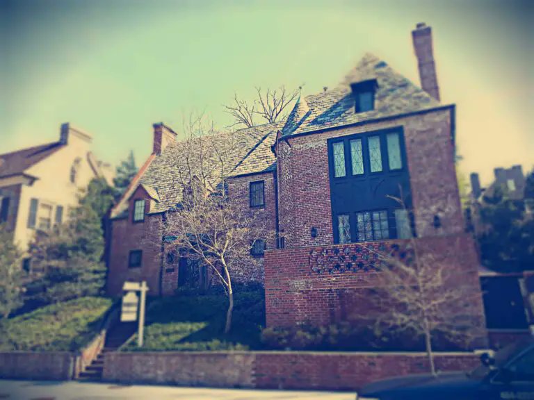 GhostsofDC's tweet image. The Obamas will be moving into the stunning Kalorama home located at 2446 Belmont Road NW. Built in 1928, it has 9 bedrooms and over 8,000 sq ft. It's been on the market for almost a year! #obama #DC #kalorama #RealEstate #luxurious 
MORE =&amp;gt; ghostsofdc.org/2013/03/14/oba…
