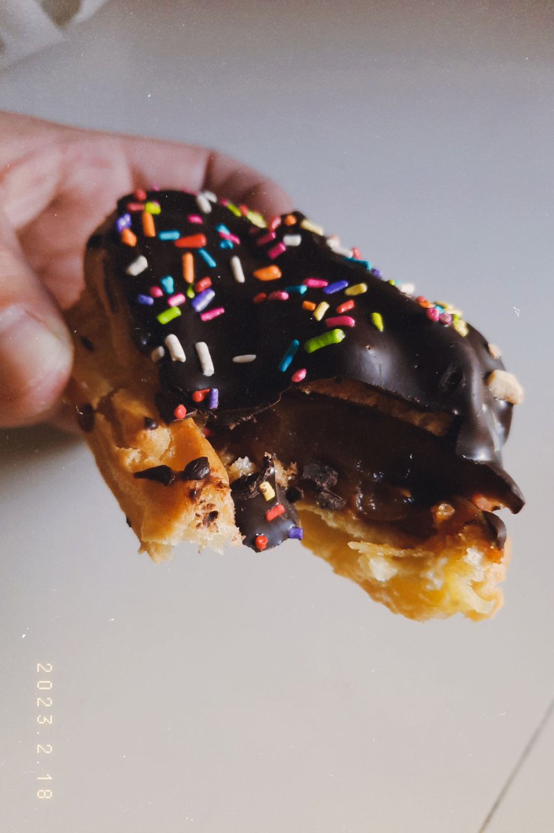 damndaysi's tweet photo. Drogodependiente
#homemadepastry
#eclair 
#choux
#nutella https://t.co/TQjgSqfGtv