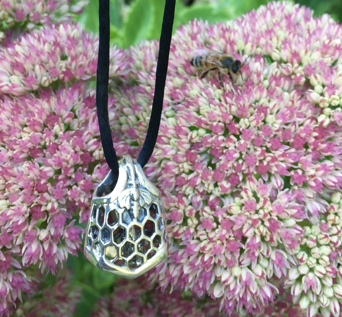 The BEE & HONEYCOMB Bell in Sterling Silver.

grbbells.com/shop/bee/

#beejewelry #bee #honeycomb