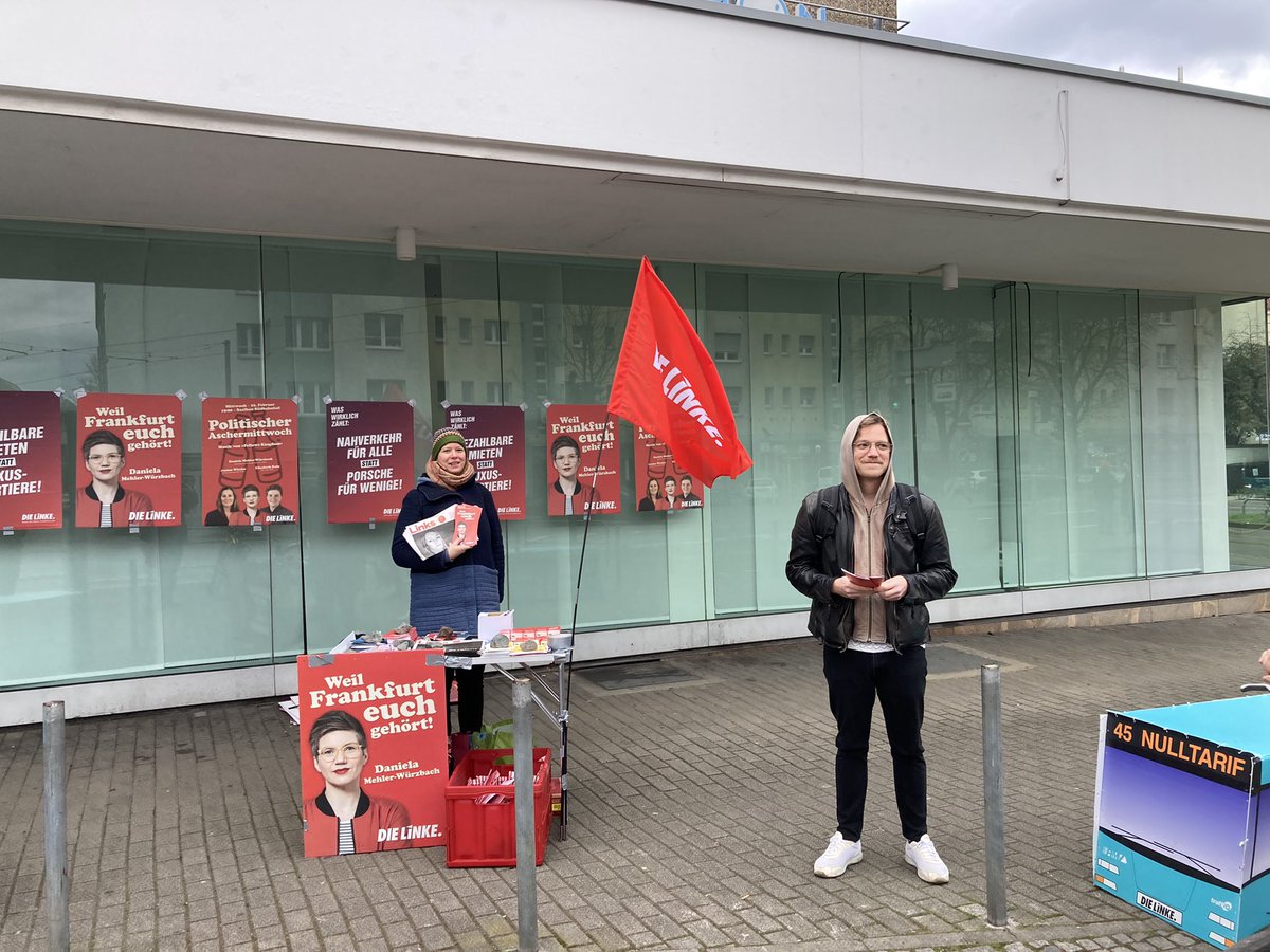 LFfmsued's tweet photo. Solidarische Grüße aus dem #Süden! #Wahlkampf und Infostand am Lokalbahnhof für unsere Kandidatin @ljubljena Wir wollen #Frankfurt sozial und klimaneutral! #weilFrankfurtEuchgehört Am 5.3. Daniela Mehler-Würzbach wählen! #OBWahl https://t.co/inIwMDcqhV
