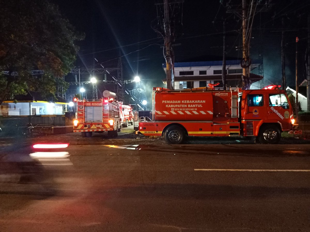 musaabdullah08's tweet photo. Update TKP 65 Gardu Induk Druwo jalan Parangtritis Sewon Bantul. 
Tunggu info lengkap dari @PusdalopsBantul 
@merapi_uncover @Upil_Jaran2 https://t.co/8fIV0AzZK8