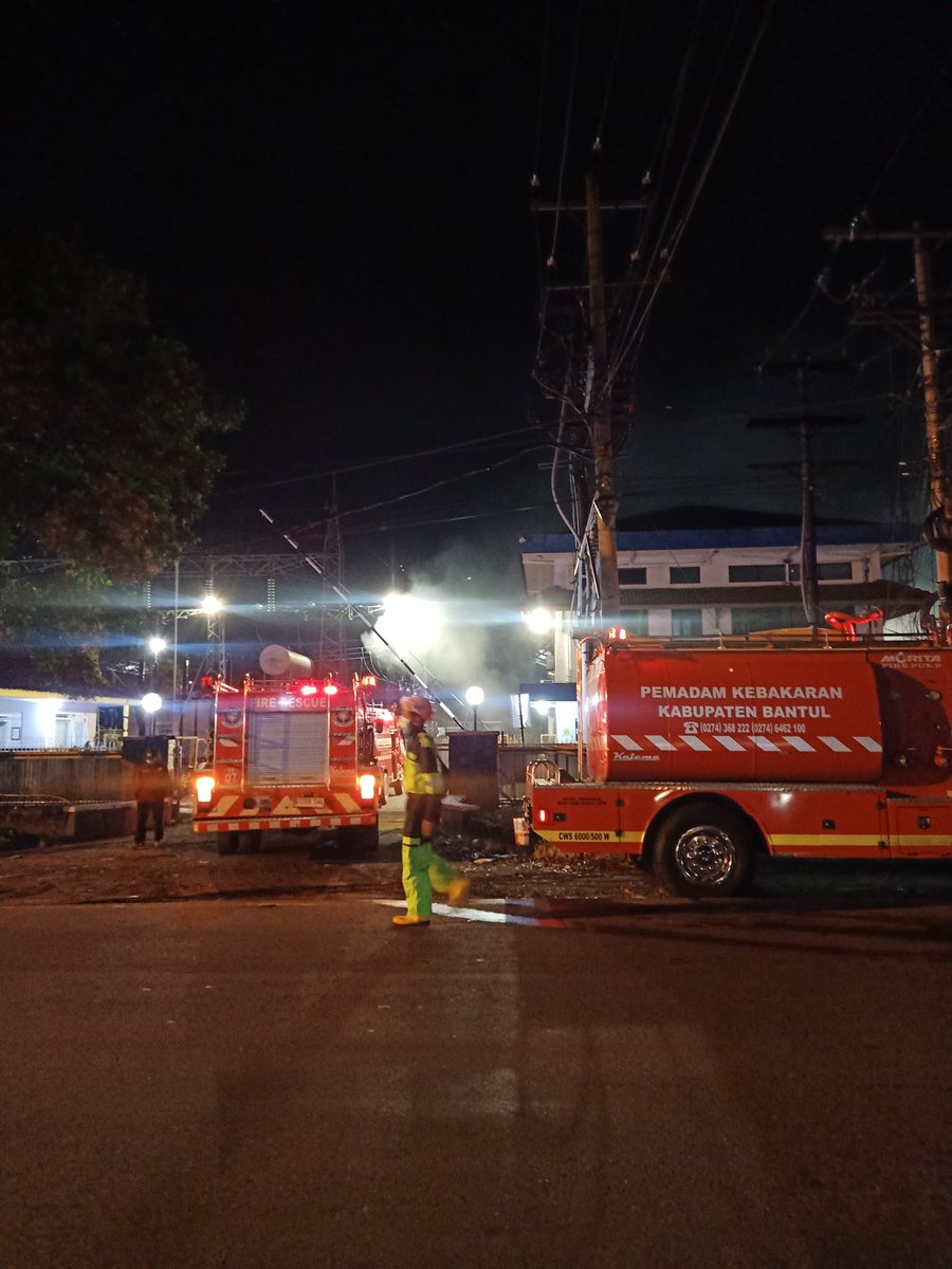 musaabdullah08's tweet photo. Update TKP 65 Gardu Induk Druwo jalan Parangtritis Sewon Bantul. 
Tunggu info lengkap dari @PusdalopsBantul 
@merapi_uncover @Upil_Jaran2 https://t.co/8fIV0AzZK8
