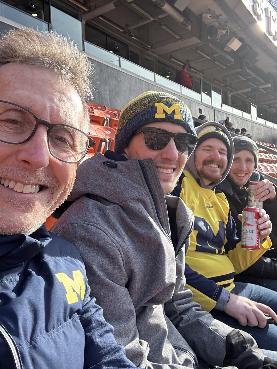 Phynek's tweet photo. @umichhockey Go Blue!  〽️💙💛 https://t.co/YpFha39kj3