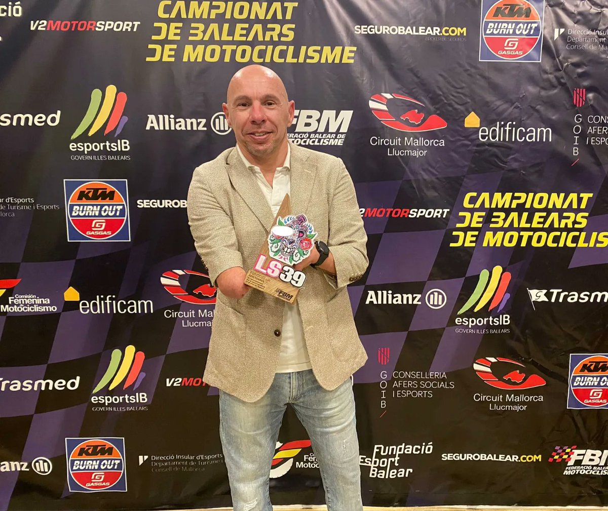 xavi_torres's tweet photo. Inmensamente agradecido 🙏 y honrado por recibir el 1er Premio @LuisSalom39 ❤️ a los valores deportivos de la #federaciobalearmotociclismo
No hay mejor forma de recordar a Luís que poniendo su nombre a este galardón y recibirlo de manos de su madre y familia.
#ls39 #ls39always https://t.co/ltSWuCFbWb