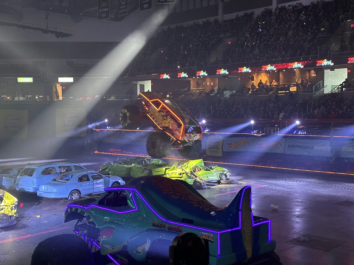 Ravenselm's tweet photo. Race Ace, Demo Derby, and Bone Shaker getting some air. It was a fantastic show! #hotwheelsmonstertruckslive https://t.co/mz2TSCCbp2