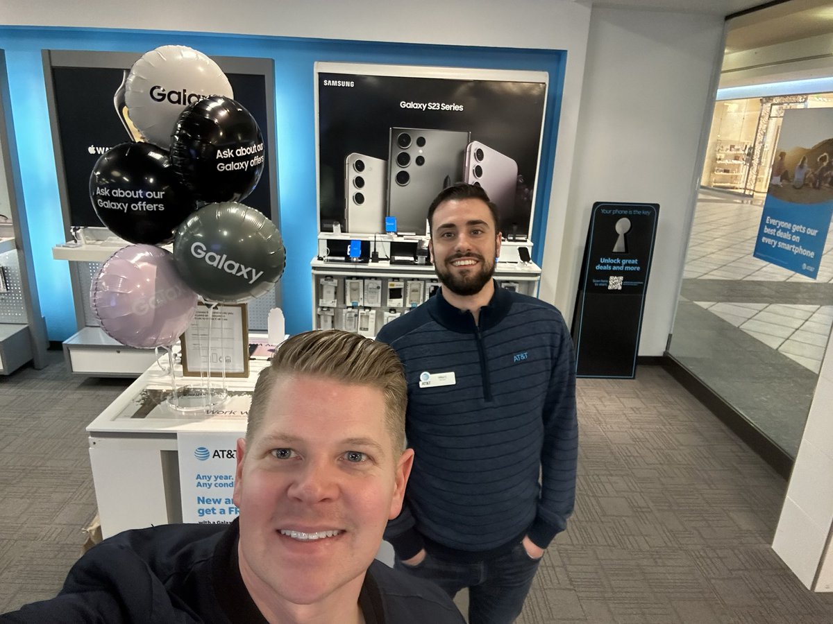 Team EVM is keeping 🚀 weekend going delighting our customers with our great S23 offers!#ERGalaxyS23  @theeastregion <a href="/OneNYNJ/">OneNYNJ</a>