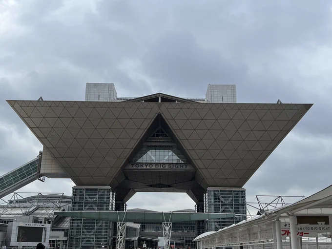 どんより曇りのビッグサイト!ゆうさんの神通力のお陰で雨に降られずに着きましたwそして設営完了本日はポスターを作る時間が無かったので母の手描きです!めちゃくちゃレアですwww東5ホール、け01abでお待ちしております色紙もよろしくお願いしまーす! 