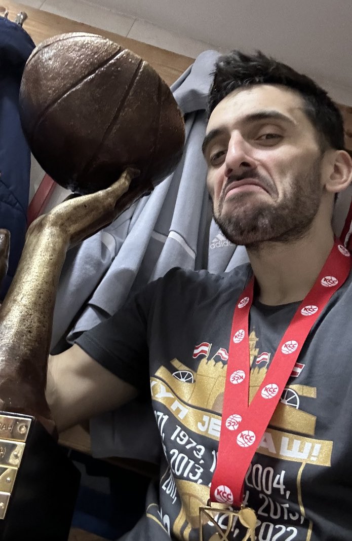 facuvarta's tweet photo. @facucampazzo facu y la copa fusionados 💪🏼 https://t.co/UeaExm1Fuy