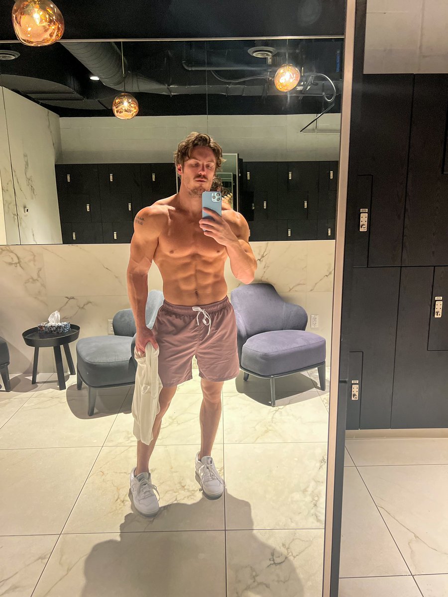 gregogallagher's tweet photo. If people genuinely knew they could hit the weights 2x per week and support a great physique - a heck of a lot more people would be lean and fit. Just 2 lifts per week is all I’ve done for the last 7 months https://t.co/TqtbL6DDeh