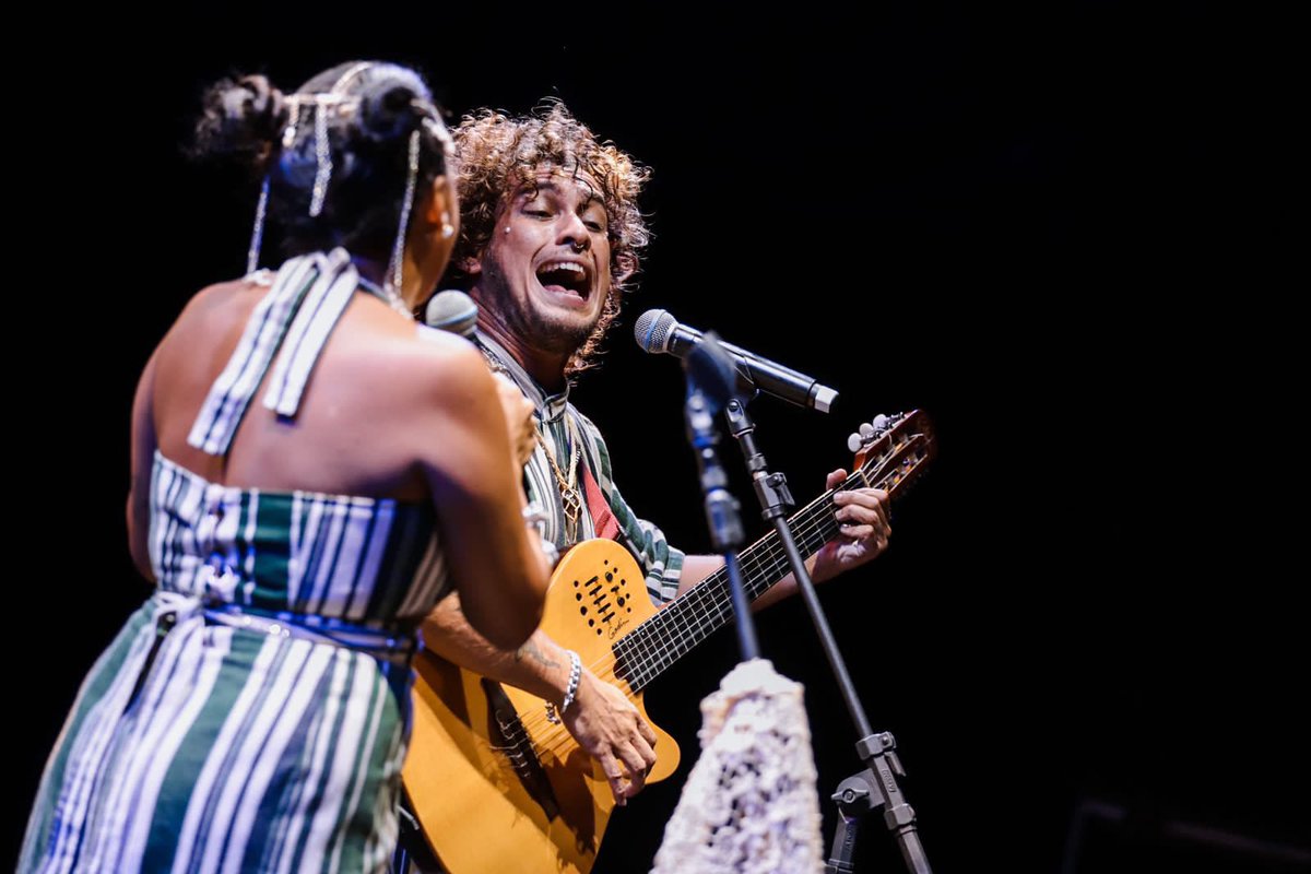recbeatfestival's tweet photo. Vocês sabem que o Rec-Beat sempre traz o melhor da música sul-americana pra vocês 💅

Os paraguaios da @PuraheiSoul cantaram em guarani e espanhol, misturaram canções folclóricas latino-americanas ao jazz, folk e música pop 💃🏼

Somzeiraaa ⚡

📸: @hnnhcrvlhfotografia 

#RecBeat https://t.co/K157xpvULU