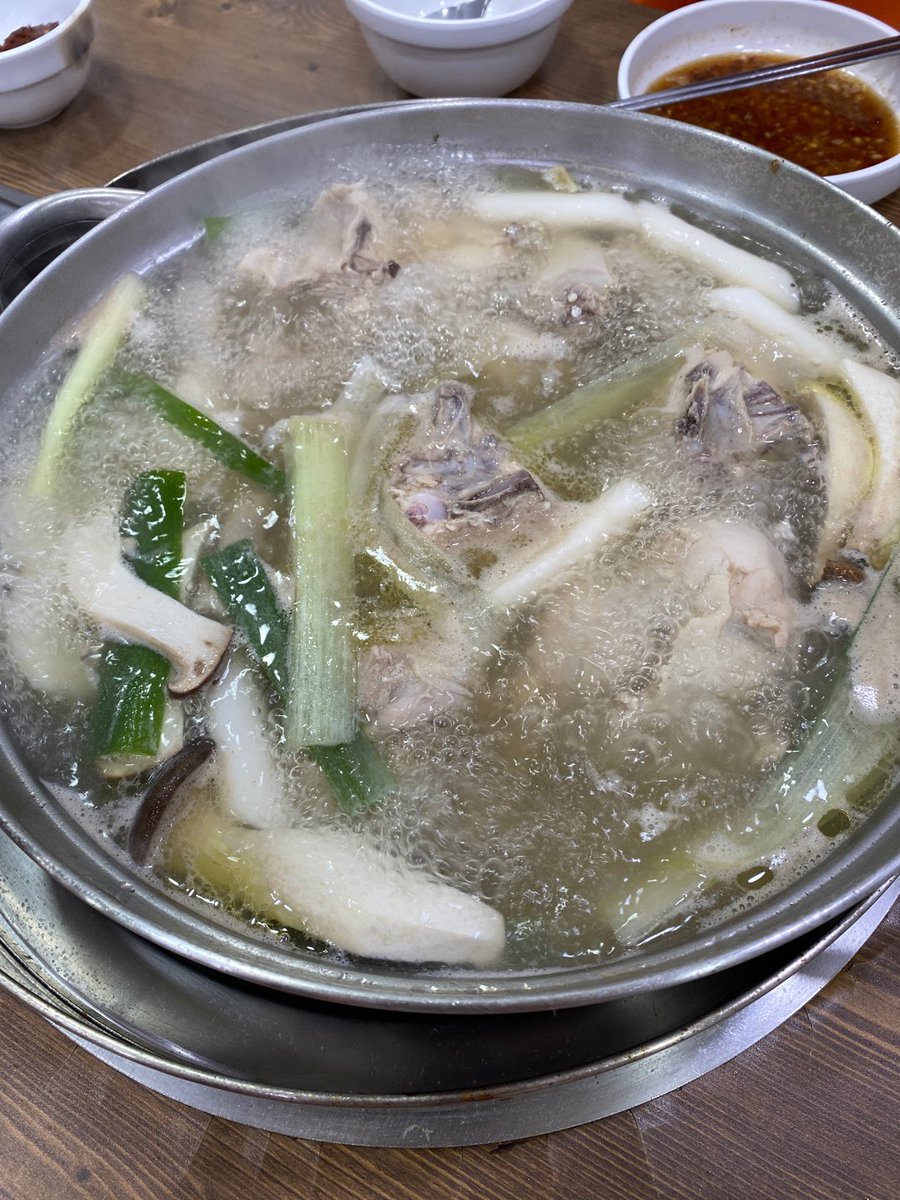 Minminjin5's tweet photo. หลายคนคงรู้จักซัมกเยทังหรือไก่ตุ๋นโสมอยู่แล้ว แต่วันนี้จะมาแนะนำ 닭한마리 กัน มันคือไก่ต้มทั้งตัว กินตอนอากาศหนาวๆคือฟิน ทีเด็ดร้านนี้คือน้ำจิ้ม รสเปรี้ยวๆ ใครชอบเผ็ดเพิ่มพริกได้ ที่สำคัญกินเสดต้องสั่งโจ๊กไข่ เค็มหน่อย อร่อยนัวมาก เคยกินร้านอื่นเฉยๆ แต่ร้านนี้เด็ดสุด #รีวิวเกาหลี https://t.co/vSSEYeXGQU