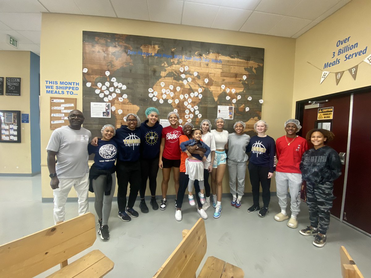 VistaGirls's tweet image. ⚡️What a great Saturday! A few of our Lady Thunder &amp;amp; their families/friends volunteered at Feed My Starving Children in Mesa helping to pack 108 boxes (23,328 meals) to feed 63 kids for a year! Awesome job to everyone! @fmsc_org #FMSC #CareandGiveBack #GoThunder⚡️